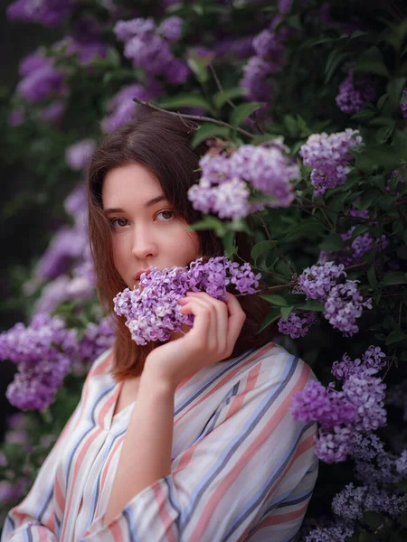 Beautiful Young Asian Woman Enjoying Blooming Flowers Lilac Spring Nude — Stock Photo, Image