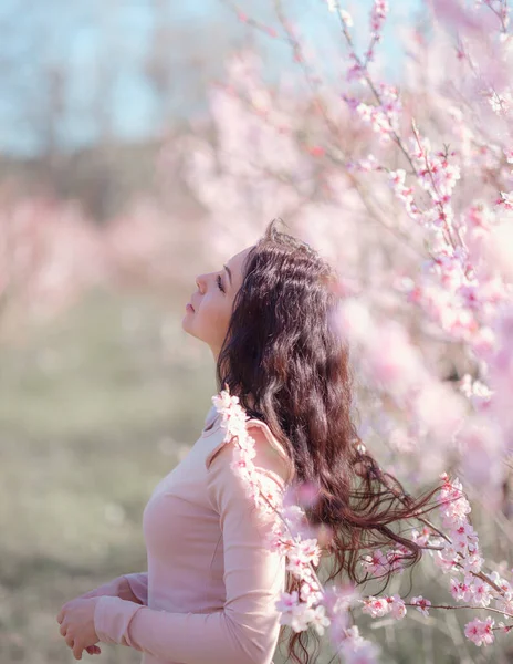 Een Prachtige Jonge Vrouw Buurt Van Een Bloeiende Lente Kers — Stockfoto