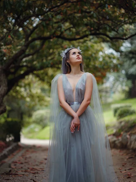 Une Belle Femme Comme Une Fée Une Nymphe Marchant Dans — Photo