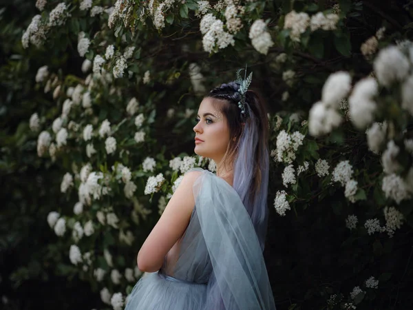 Una Mujer Hermosa Como Hada Una Ninfa Caminando Por Parque — Foto de Stock