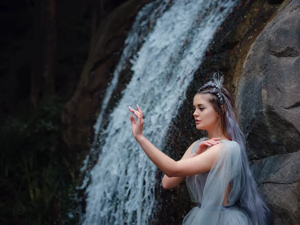 Una Mujer Hermosa Como Hada Una Ninfa Caminando Por Parque — Foto de Stock