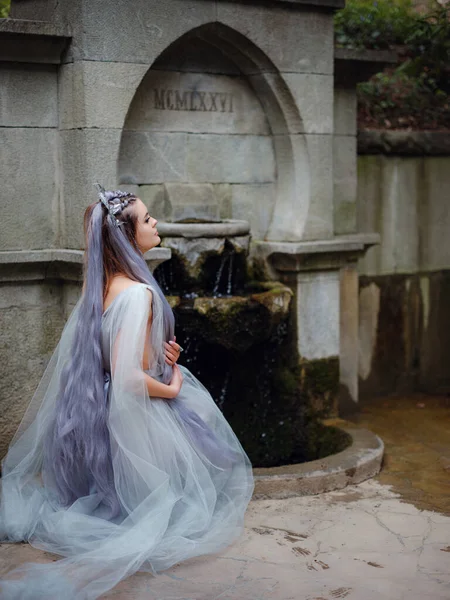 Uma Mulher Bonita Como Uma Fada Ninfa Andando Parque Foto — Fotografia de Stock