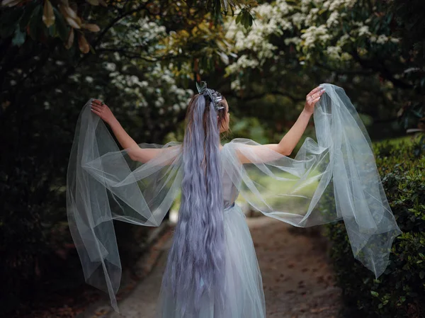 一个漂亮的女人 像一个仙女或仙女在公园里散步 童话形象艺术照片 森林的仙女在黑暗中跳舞 — 图库照片