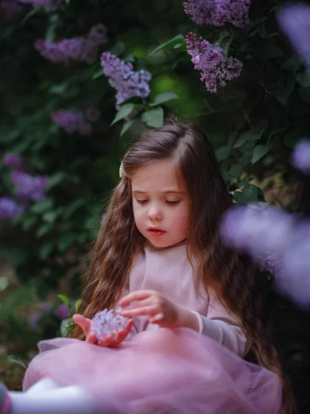 Красивая Маленькая Девочка Розовом Стильном Платье Гуляющая Сиреневом Саду Идея — стоковое фото