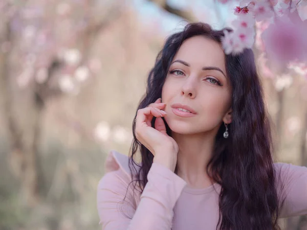 Una Bella Giovane Donna Vicino Albero Ciliegio Primaverile Fiore Una — Foto Stock