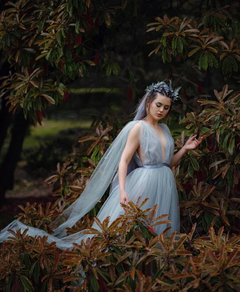 Una Mujer Hermosa Como Hada Una Ninfa Caminando Por Parque — Foto de Stock