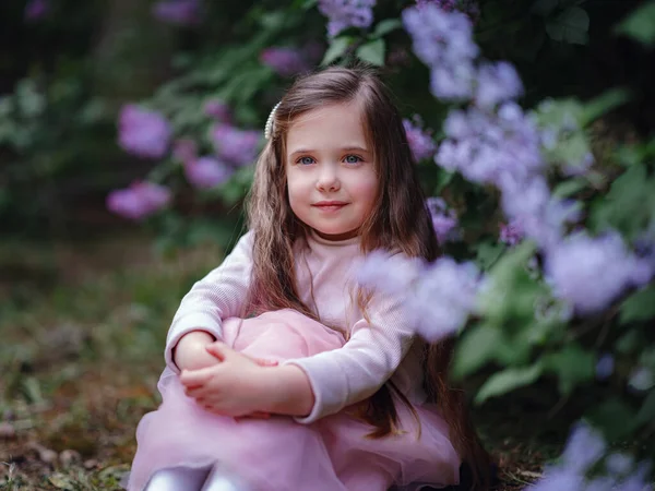 Una Hermosa Niña Vestido Elegante Rosa Caminando Jardín Lila Idea — Foto de Stock