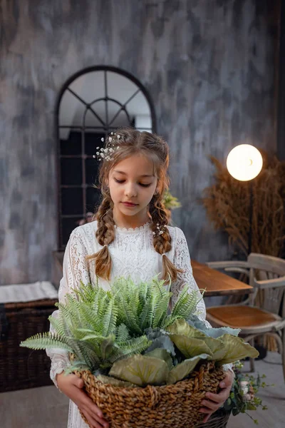 Roztomilá Holčička Krásných Šatech Doma Princezna Dlouhými Tekoucími Vlasy Květinami — Stock fotografie