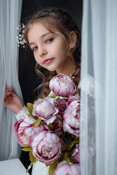 Een Schattig Klein Meisje Een Mooie Jurk Thuis Prinses Met — Stockfoto