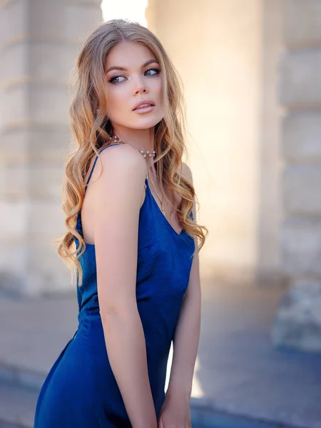 Krásná Mladá Žena Modrých Hedvábných Šatech Procházky Večerním Letním Městě — Stock fotografie
