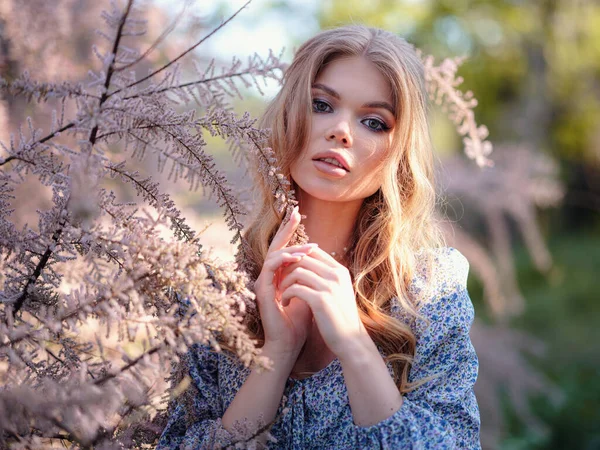 Una Bella Giovane Donna Con Vestito Blu Che Cammina Una — Foto Stock