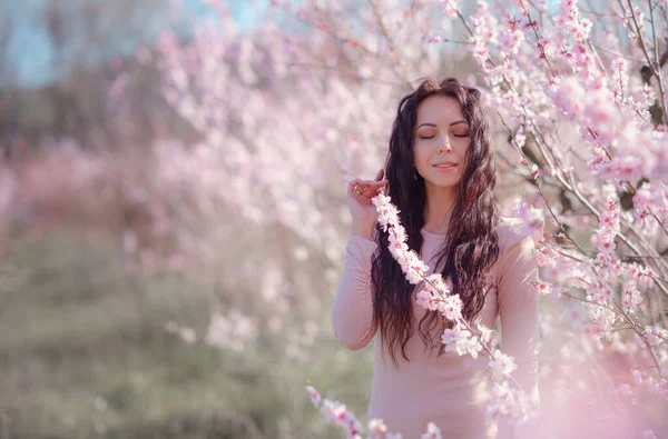 春に咲く桜の木の近くに美しい若い女性 とても優しい光の肖像画 — ストック写真