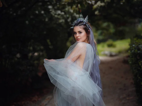 Uma Mulher Bonita Como Uma Fada Ninfa Andando Parque Foto — Fotografia de Stock