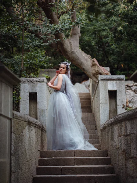 Una Bella Donna Come Una Fata Ninfa Che Cammina Nel — Foto Stock