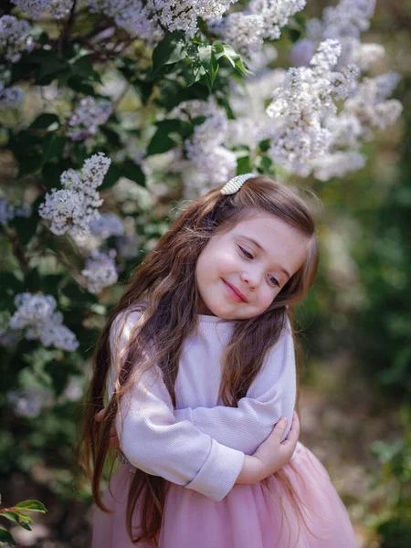 Una Hermosa Niña Vestido Elegante Rosa Caminando Jardín Lila Idea — Foto de Stock