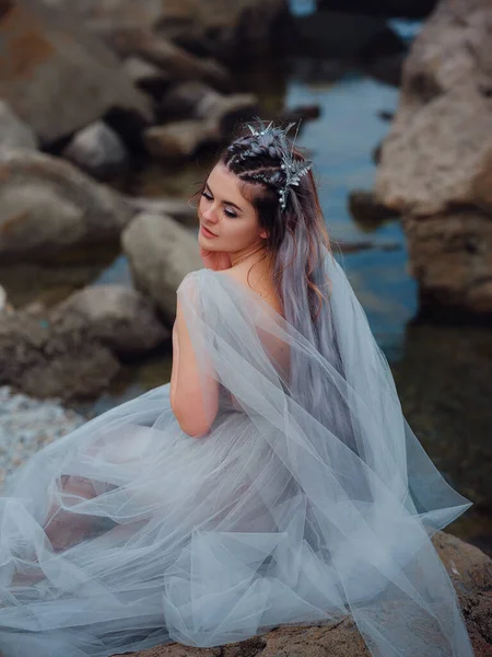 Una Bella Donna Come Una Fata Ninfa Che Cammina Nel — Foto Stock