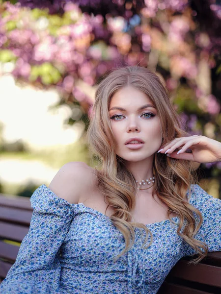 Una Hermosa Joven Con Vestido Azul Caminando Una Ciudad Verano — Foto de Stock