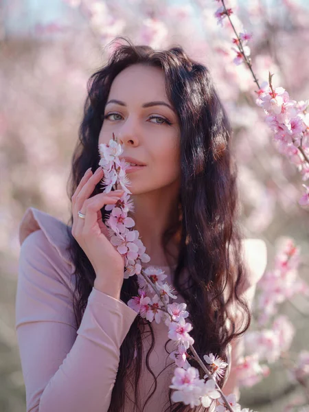 Vacker Ung Kvinna Nära Ett Blommande Vårkörsbärsträd Ett Otroligt Milt — Stockfoto