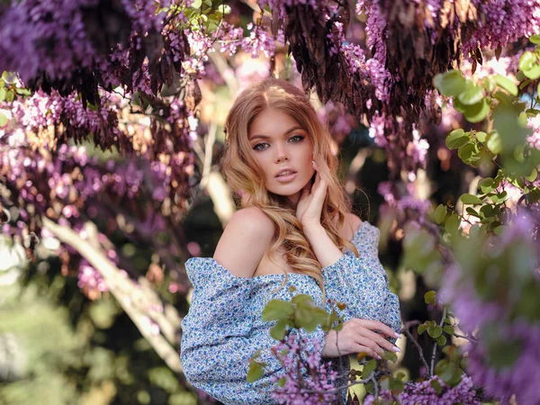 Una Hermosa Joven Con Vestido Azul Caminando Una Ciudad Verano — Foto de Stock