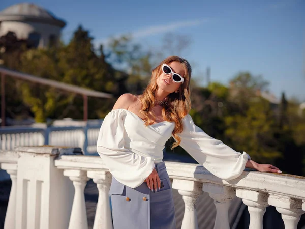 Vacker Ung Kvinna Som Går Sommarstad Lady Med Solglasögon Njuter — Stockfoto