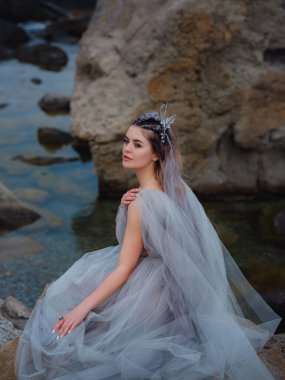 Parkta yürüyen peri ya da peri gibi güzel bir kadın. Peri masalı resim fotoğrafı. Deniz perisi okyanusu soluyor. Temiz hava.