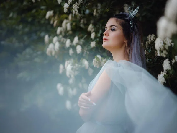 Una Bella Donna Come Una Fata Ninfa Che Cammina Nel — Foto Stock