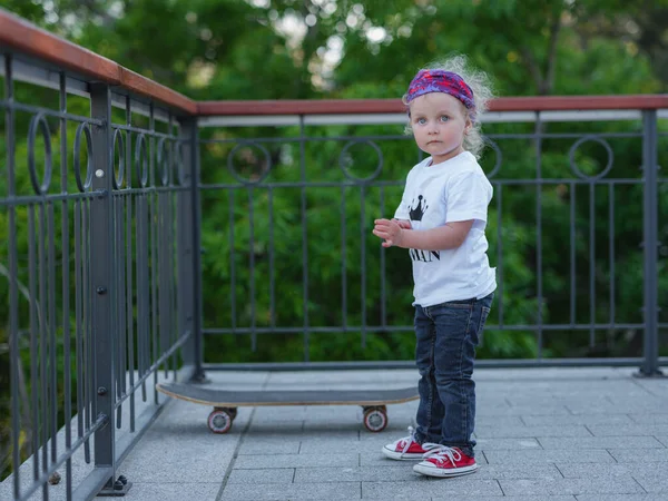 Klein Mooi Meisje Leert Skateboarden Wit Shirt Blauwe Jeans Buitensporten — Stockfoto