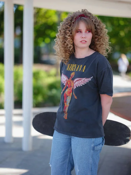 Verão Lady Cidade Posando Com Uma Prancha Skate Longboard Estilo — Fotografia de Stock