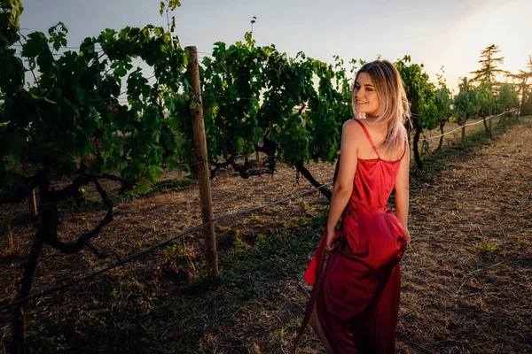 Ritratto Giovane Bellezza Vestita Rosso Vigna Nella Stagione Estiva Godendo — Foto Stock