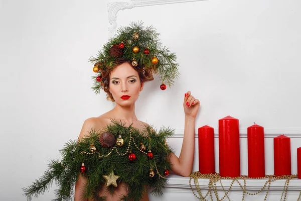 Hermosa Joven Feliz Con Una Corona Pino Navidad Cabeza Vestido — Foto de Stock