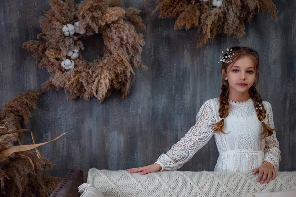 Uma Menina Bonita Vestido Bonito Casa Princesa Com Cabelos Longos — Fotografia de Stock