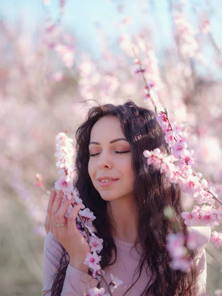 春に咲く桜の木の近くに美しい若い女性 とても優しい光の肖像画 — ストック写真