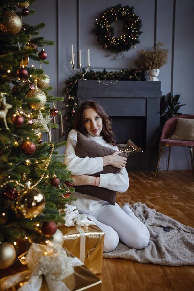 Glückliche Schöne Frau Weihnachten Schöne Frau Neben Weihnachtsbaum Mit Geschenken — Stockfoto