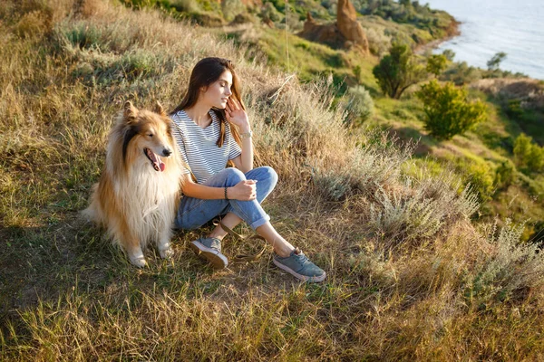 Een Jonge Vrouw Een Oudere Hond Wandelen Een Zomeravond Het — Stockfoto