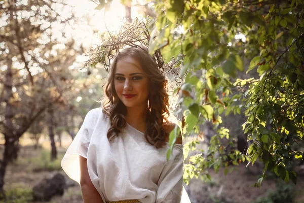 Mulher Gótica Mistério Bonita Vestido Branco Longo Floresta Outono Criatura — Fotografia de Stock