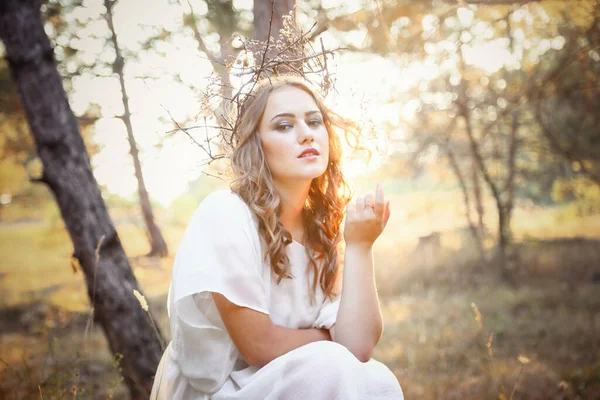 Piękna Tajemnicza Gotycka Kobieta Długiej Białej Sukience Jesiennym Lesie Ciemne — Zdjęcie stockowe