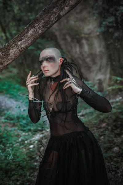 Mystérieuse Femme Chauve Fantôme Dans Une Robe Longue Noire Dame — Photo