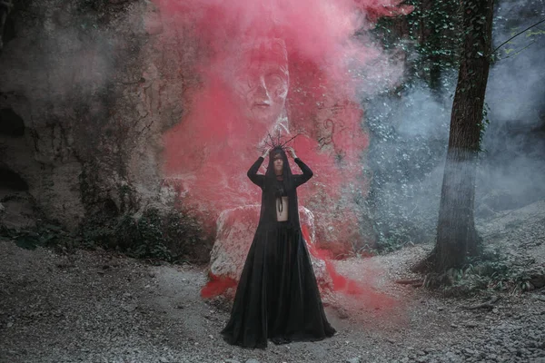 Jovem Mulher Bruxa Fica Vestido Preto Coroa Sua Cabeça Floresta — Fotografia de Stock