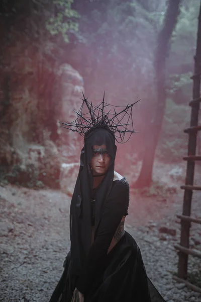 Jovem Mulher Bruxa Fica Vestido Preto Coroa Sua Cabeça Floresta — Fotografia de Stock