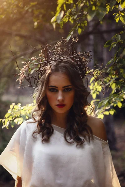 秋天森林里穿着白色长裙的美丽神秘哥特式女人 黑暗奇幻生物 — 图库照片