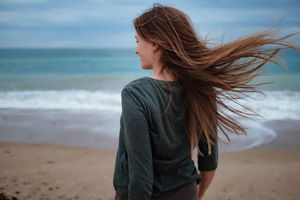 Mujer Disfrutando Del Aire Del Mar Playa Otoño Antes Tormenta — Foto de Stock