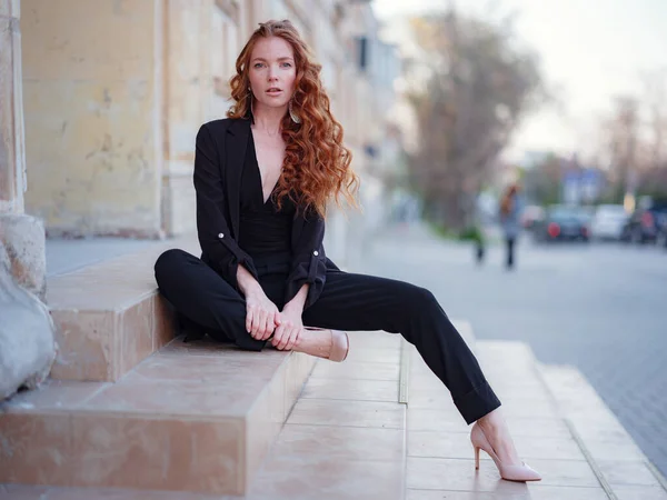 Ginger Młoda Kobieta Czarnym Garniturze Spaceruje Wiosennym Mieście Trend Mody — Zdjęcie stockowe