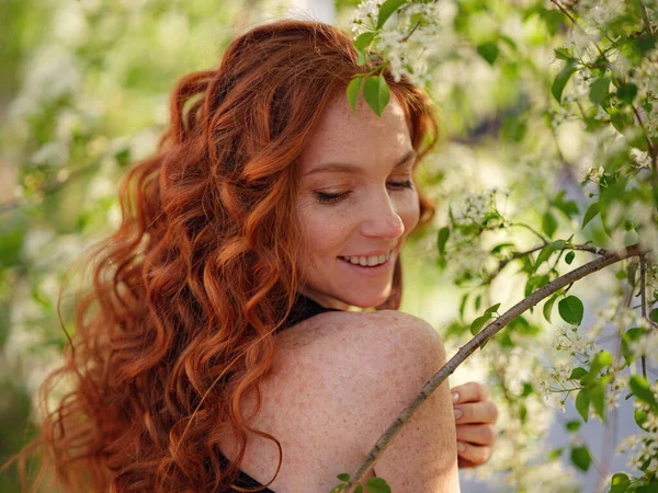 Mooie Gember Vrouw Zwart Pak Loopt Kersenbloesem Tuin Lente Tijd — Stockfoto