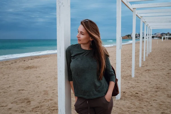 Élvezi Tengeri Levegő Őszi Strandon Előtt Zivatar Utazás Életmód Koncepció — Stock Fotó