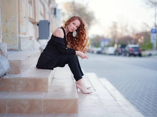 Ingwerjunge Frau Schwarzen Anzug Spaziert Durch Die Frühlingsstadt Modetrend Stilvolle — Stockfoto