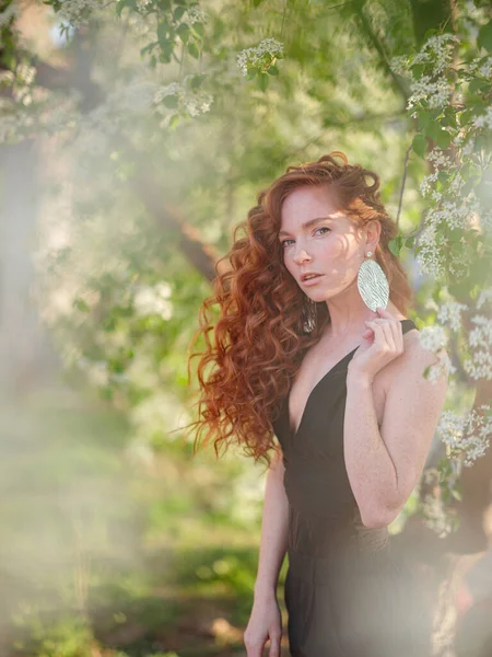 Mooie Gember Vrouw Zwart Pak Loopt Kersenbloesem Tuin Lente Tijd — Stockfoto