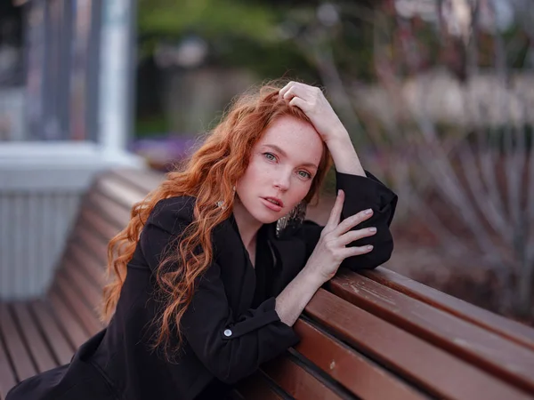 Kızıl Genç Kadın Bahar Şehrinde Yürüyor Kadını Bankta Oturuyor — Stok fotoğraf