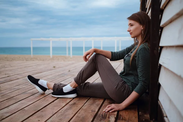 Mujer Disfrutando Del Aire Del Mar Playa Otoño Antes Tormenta —  Fotos de Stock