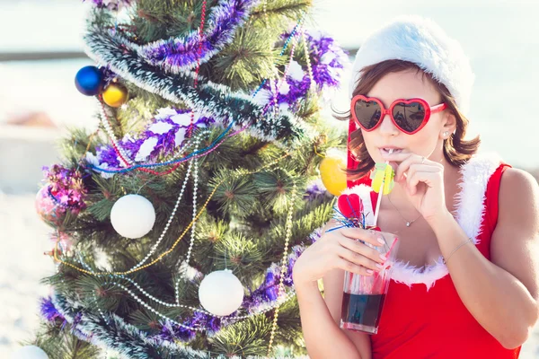 Donna di riposo in vacanza invernale in luoghi caldi — Foto Stock