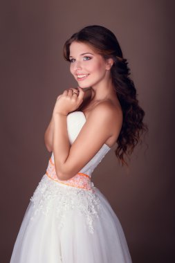 Güzel gelin düğün gününde poz veriyor